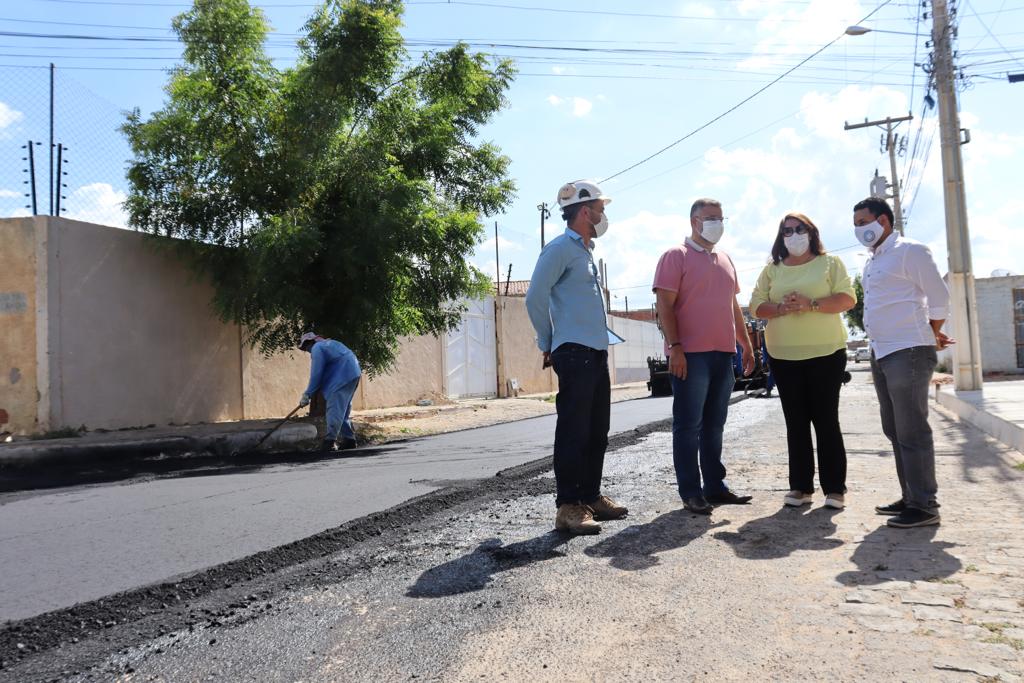 Prefeita Suzana Ramos acompanha obras de pavimentação asfáltica no bairro Tancredo Neves