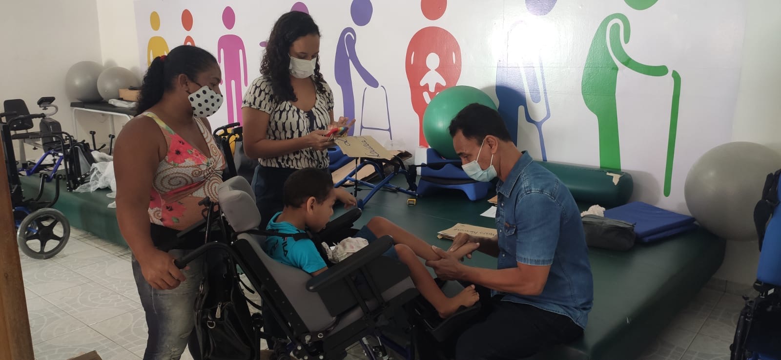 Pacientes cadastrados no Cerpris de Juazeiro realizam medições para confecção de equipamentos de locomoção