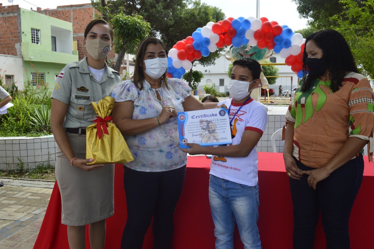 Estudantes da Escola Municipal Nossa Senhora das Grotas recebem certificados de participação em Programa sobre prevenção às drogas e à violência