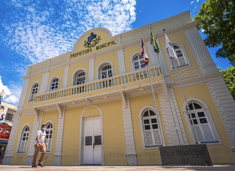 Prefeitura de Juazeiro investe mais de R$ 25 milhões em pagamentos de licenças-prêmio para profissionais da educação e requerimento do benefício deve ser feito até este sábado