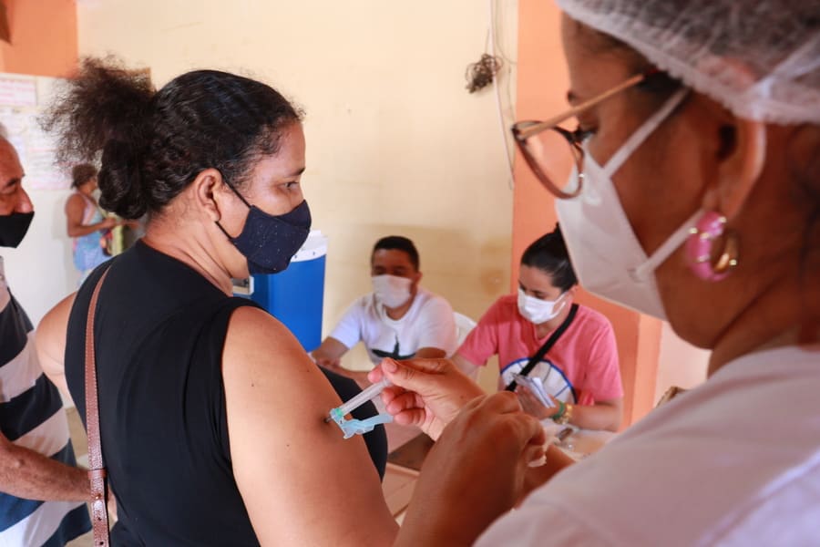 Prefeitura de Juazeiro inicia vacinação itinerante contra a Covid-19 pelo Residencial Praia do Rodeadouro