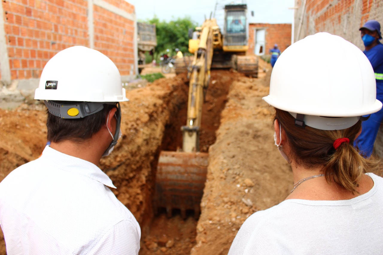 Prefeitura de Juazeiro avança para concluir obra de ampliação de rede de esgoto no bairro Parque Residencial