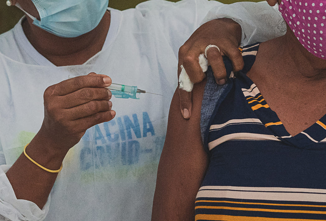 Devido à chuva, ponto de vacinação contra Covid-19 ao lado do Paço Municipal é suspenso