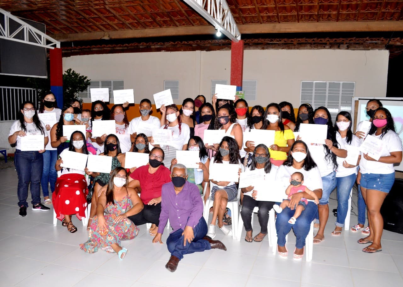 Prefeitura entrega certificados para concluintes dos cursos profissionalizantes realizados no Residencial Juazeiro II