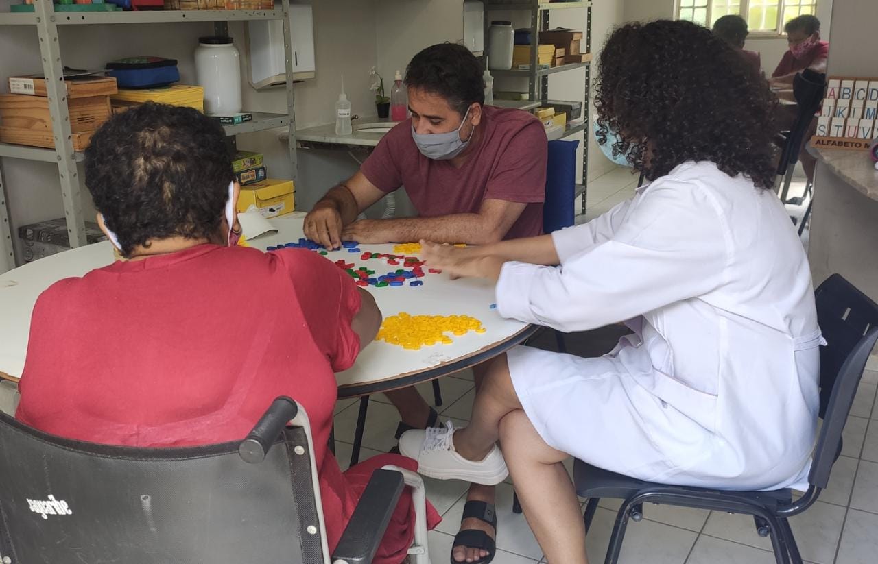 Secretaria de Saúde de Juazeiro oferece tratamento com fonoaudiólogo na reabilitação da comunicação de pacientes