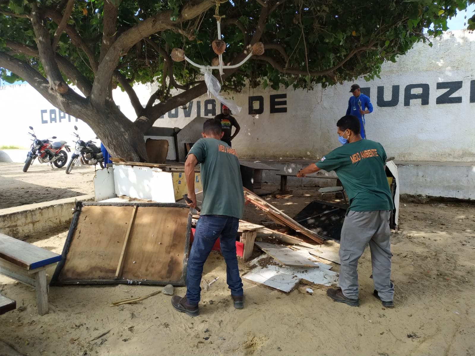 Barracas irregulares são recolhidas da ‘Prainha’ da Orla II em ação de ordenamento urbano realizada pela Prefeitura de Juazeiro