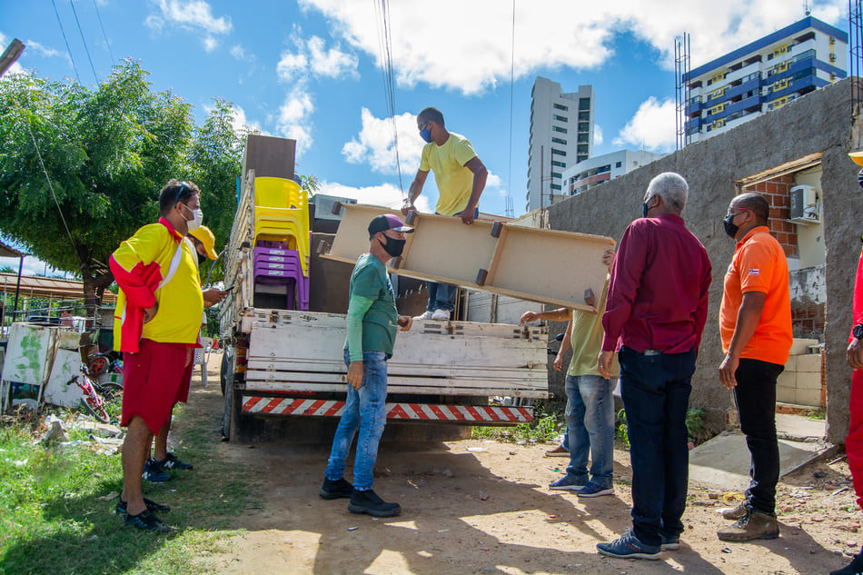Com elevação do nível do rio, Prefeitura de Juazeiro começa a transferir moradores do bairro Angari para locais seguros