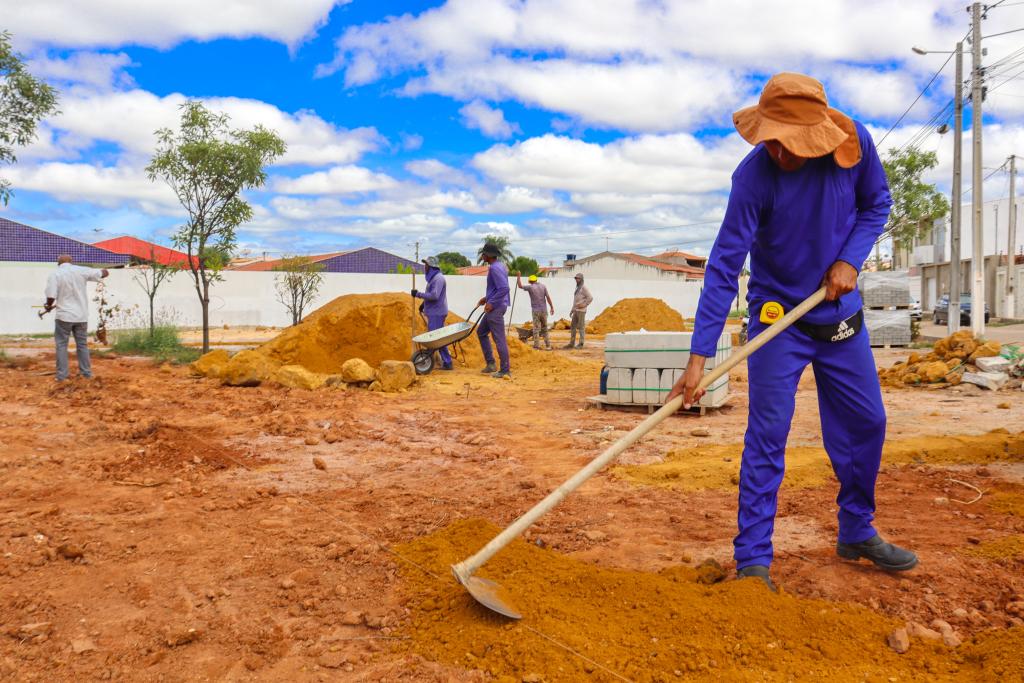 Prefeitura de Juazeiro inicia obras de praças no bairro Centenário e no distrito de Juremal e população comemora novos espaços de lazer