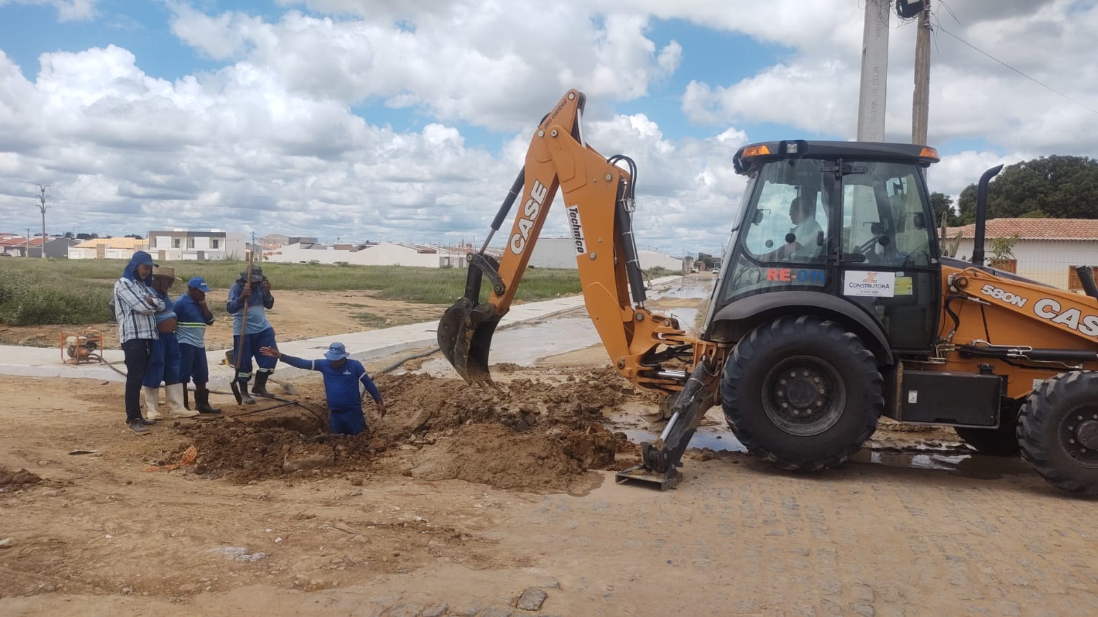 SAAE Juazeiro conserta rede de água que estourou no bairro Piranga