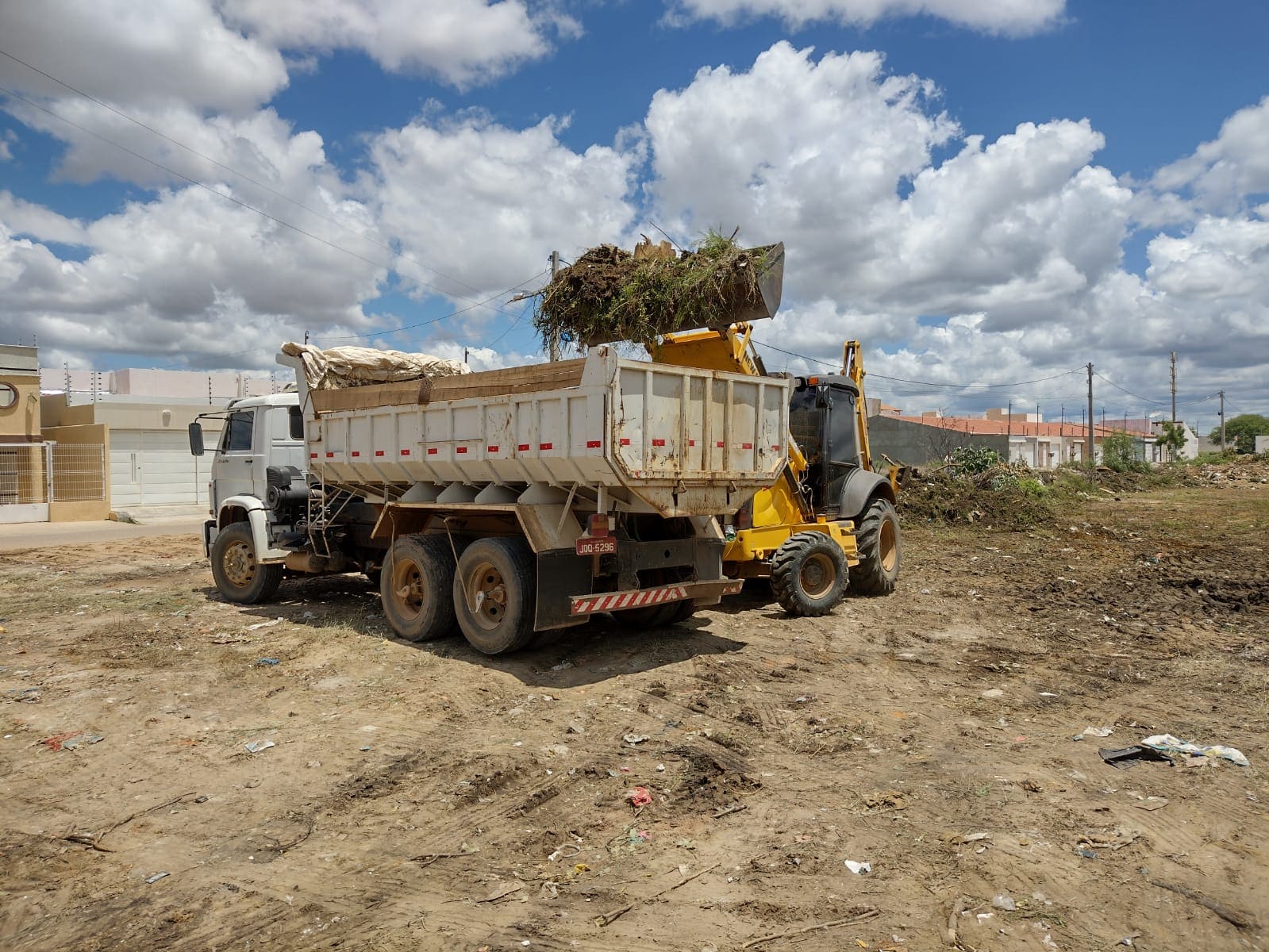 Prefeitura de Juazeiro esclarece que limpeza de terrenos particulares é de responsabilidade dos proprietários e faz alerta