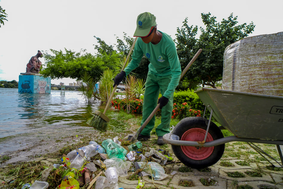 Prefeitura de Juazeiro reforça equipes de limpeza para recolher lixo deixado por frequentadores da Orla e pede conscientização