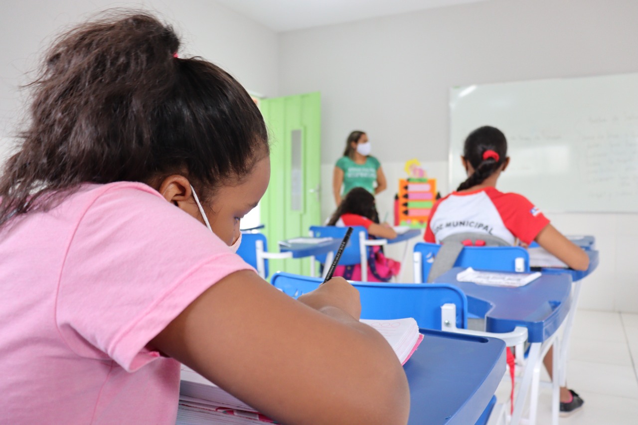 Matrículas para alunos veteranos em escolas da rede municipal de Juazeiro, que não ofertam a turma subsequente, começam nesta quarta-feira