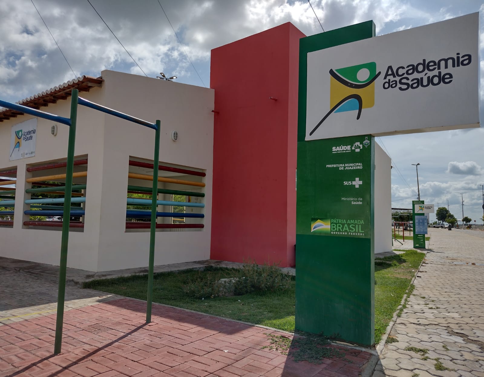 Academia da Saúde de Juazeiro realiza aula temática sobre ‘Fevereiro Roxo’ e ‘Fevereiro Laranja’ na Orla II