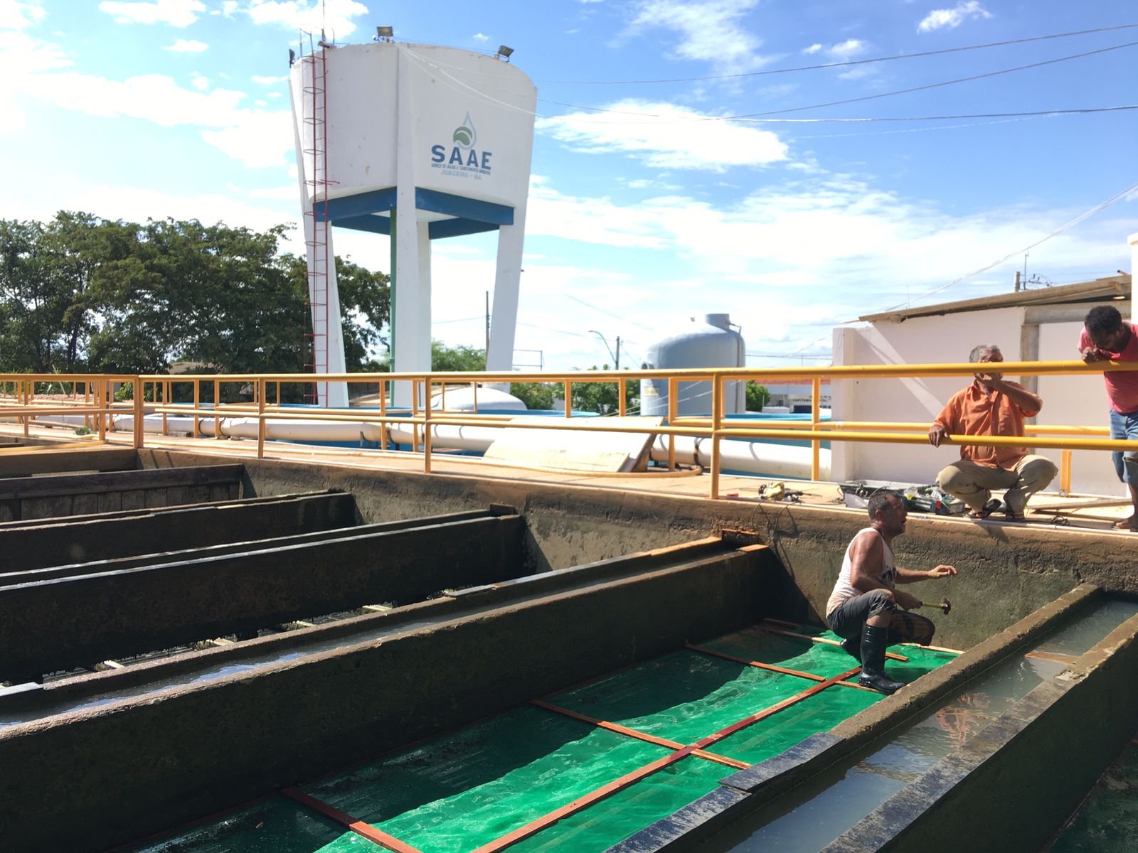 Após 14 anos, SAAE de Juazeiro está trocando as telas dos decantadores de água que abastecem a cidade