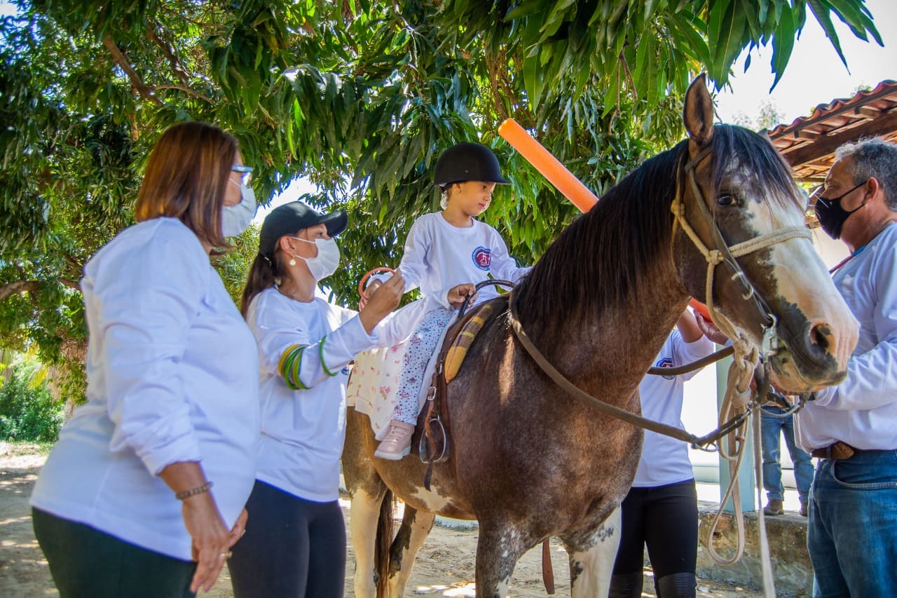 Equoterapia: prefeita Suzana Ramos participa da implantação das vivências de reabilitação com equinos em Juazeiro