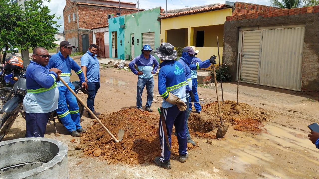 SAAE Juazeiro instala poço de visita para facilitar manutenção de rede saneamento no Distrito de Itamotinga