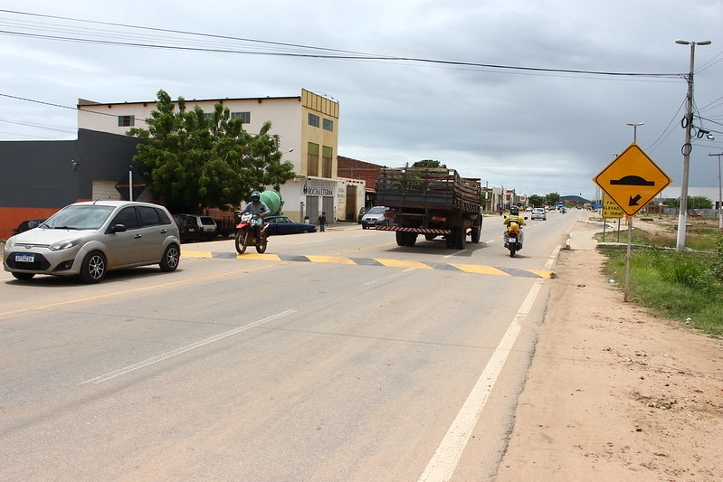 Para reduzir acidentes de trânsito na BR-235, Prefeitura de Juazeiro instala redutores de velocidade