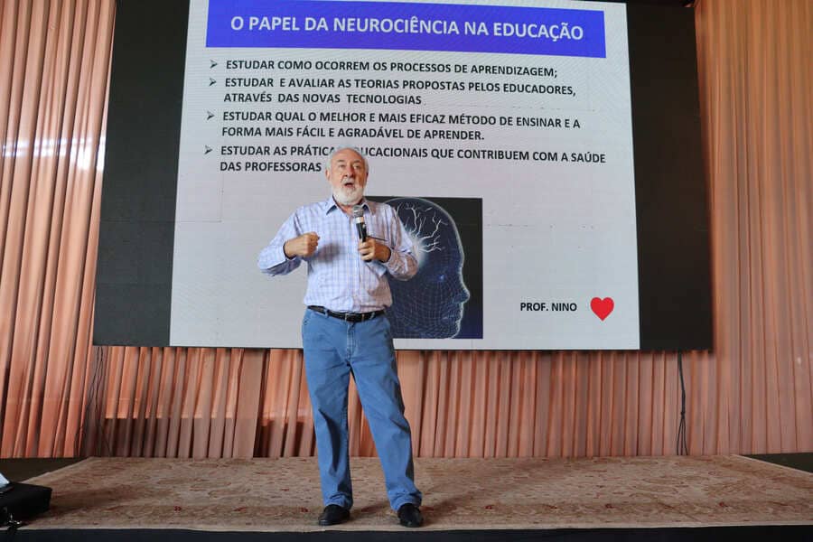 De forma leve e dinâmica, Nino Paixão aborda neurociência e pedagogia na Jornada Pedagógica 2022 de Juazeiro