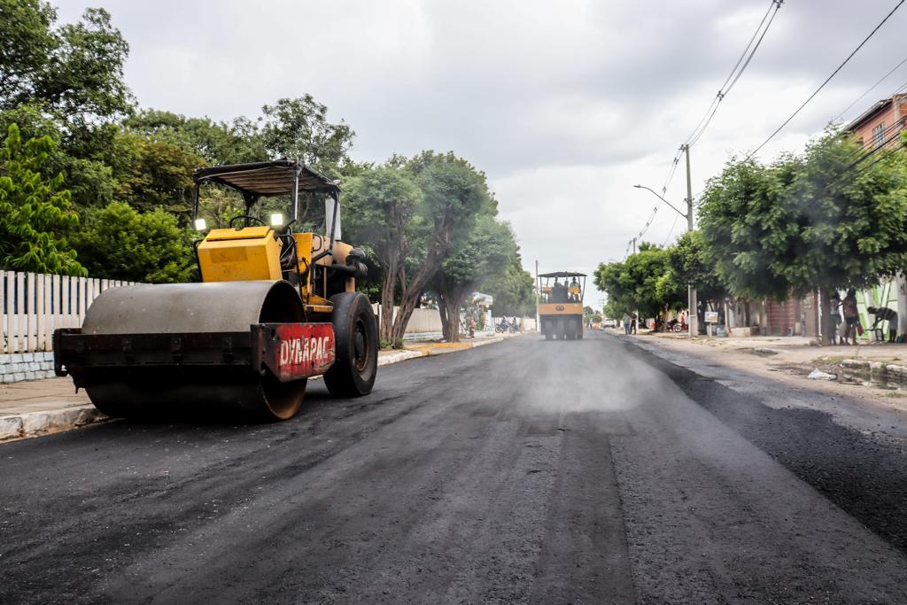Prefeitura de Juazeiro melhora mobilidade urbana da Avenida Edgar Chastinet com recapeamento asfáltico
