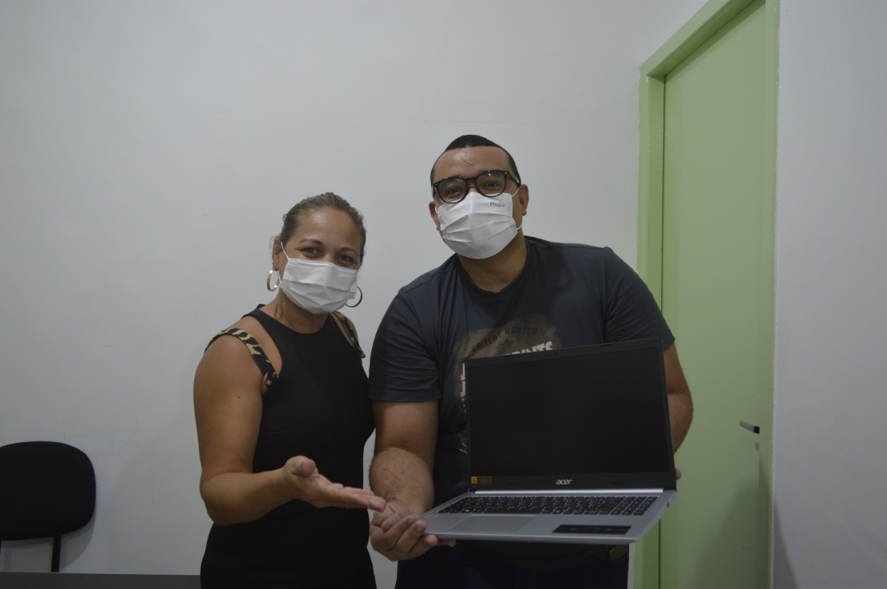 Secretaria de Educação já entregou mais de 200 notebooks e segue distribuindo os aparelhos para todas as escolas da rede municipal