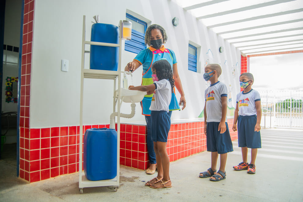 Prefeitura de Juazeiro garante retorno seguro às aulas nas EMEIs e alunos recebem auxílio desde o portão de entrada
