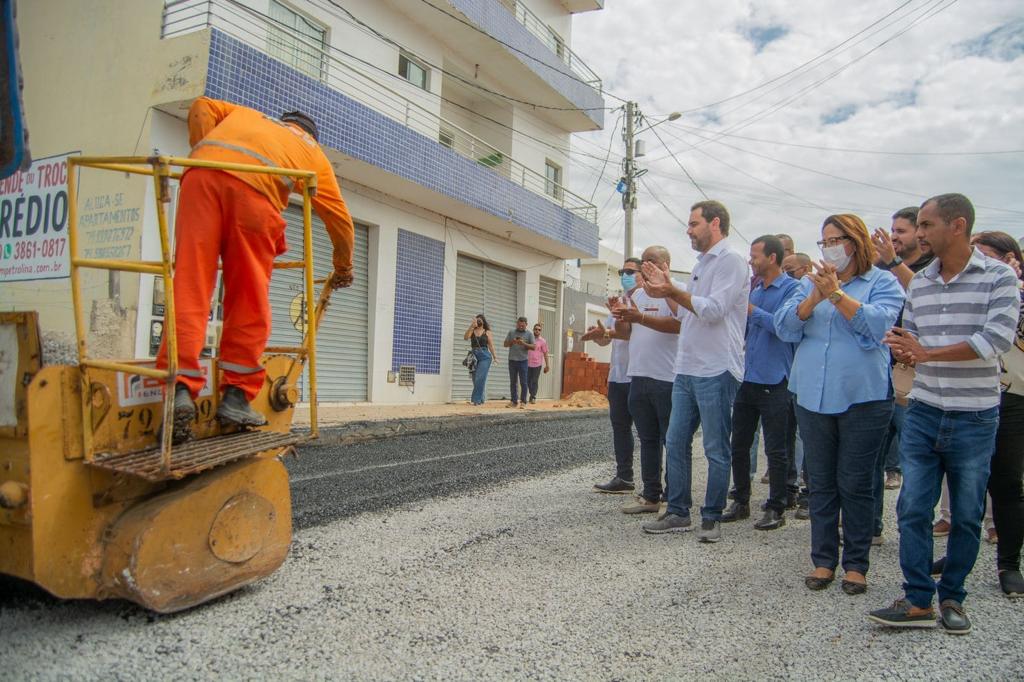 Suzana Ramos visita obras de pavimentação no Cajueiro e em Carnaíba do Sertão ao lado do deputado federal Adolfo Viana