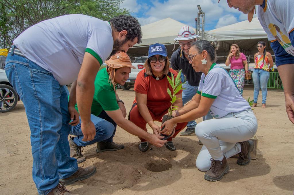 Prefeita Suzana Ramos realiza plantio simbólico de espécies nativas da Caatinga no distrito de Juremal