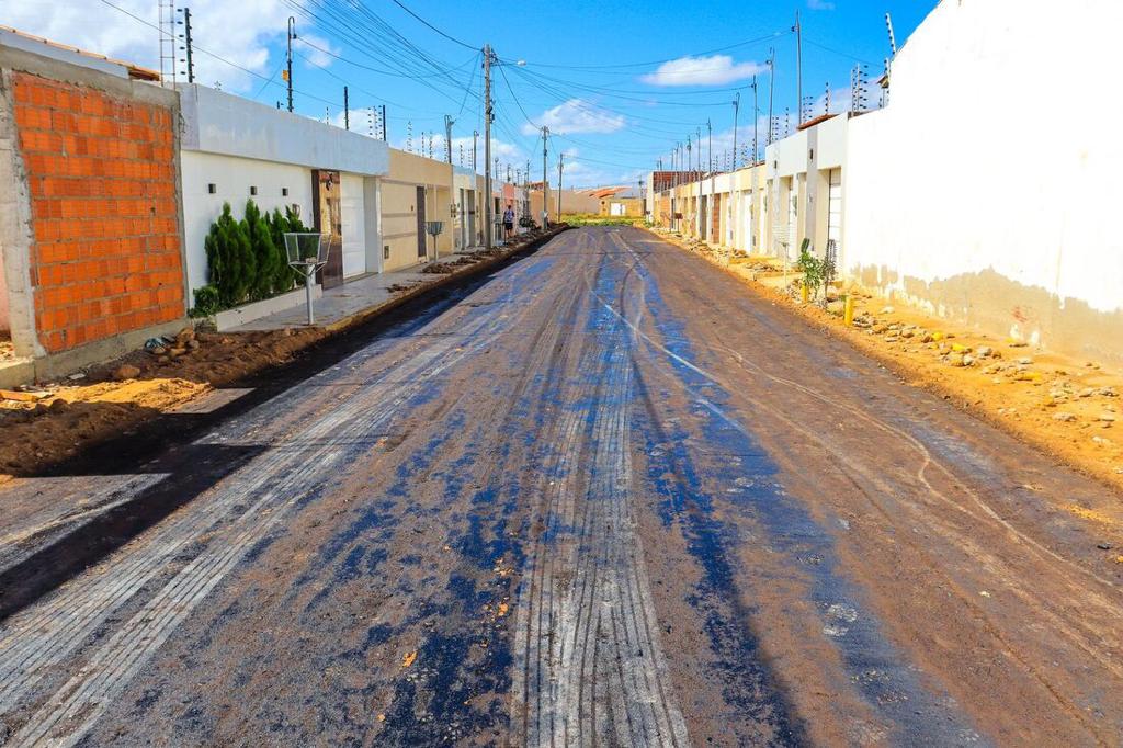 Prefeitura de Juazeiro investe em pavimentação de ruas no Monte Serrat e moradores comemoram chegada do asfalto