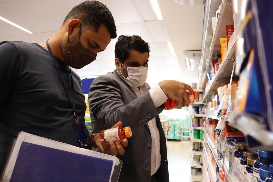 Procon de Juazeiro realiza fiscalização em farmácias da cidade e notifica empresas por falta de preços em produtos