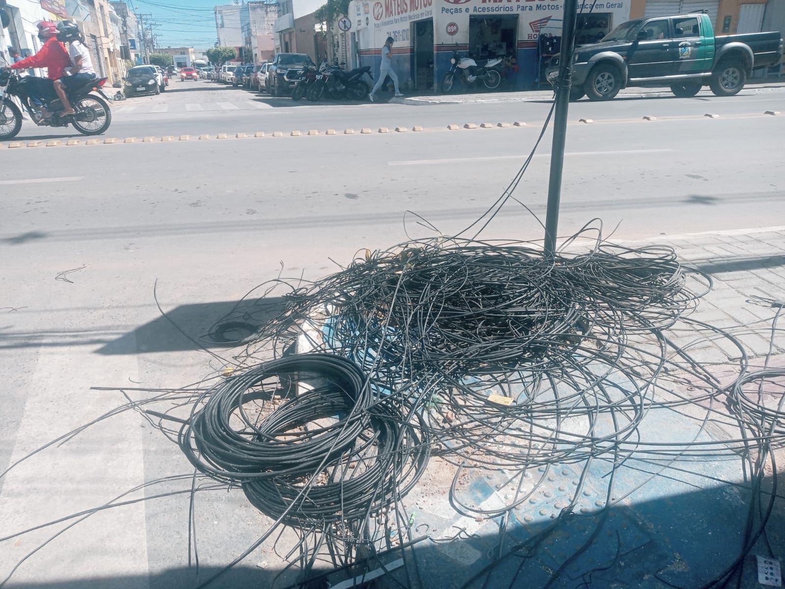 Empresas de telefonia e internet de Juazeiro são notificadas por deixarem fios soltos em postes e atrapalharem o fluxo de pedestres na cidade