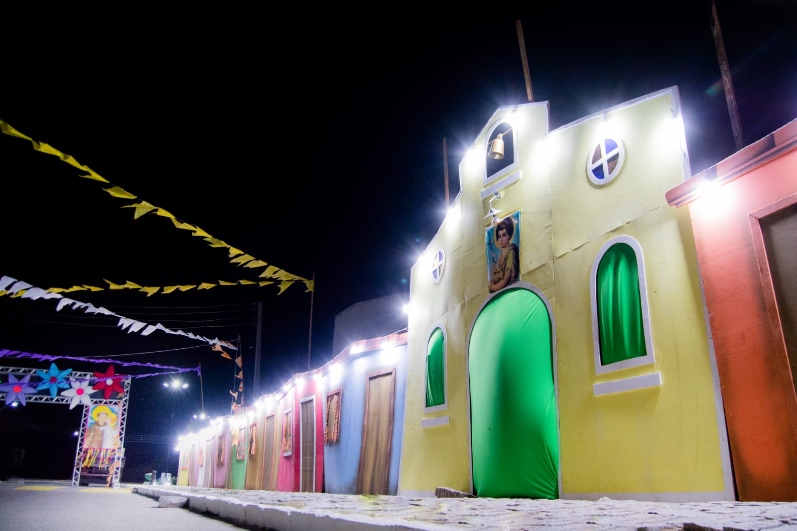 Bairros e distritos de Juazeiro recebem melhorias na iluminação pública e instalação de luzes ornamentais durante festejos juninos