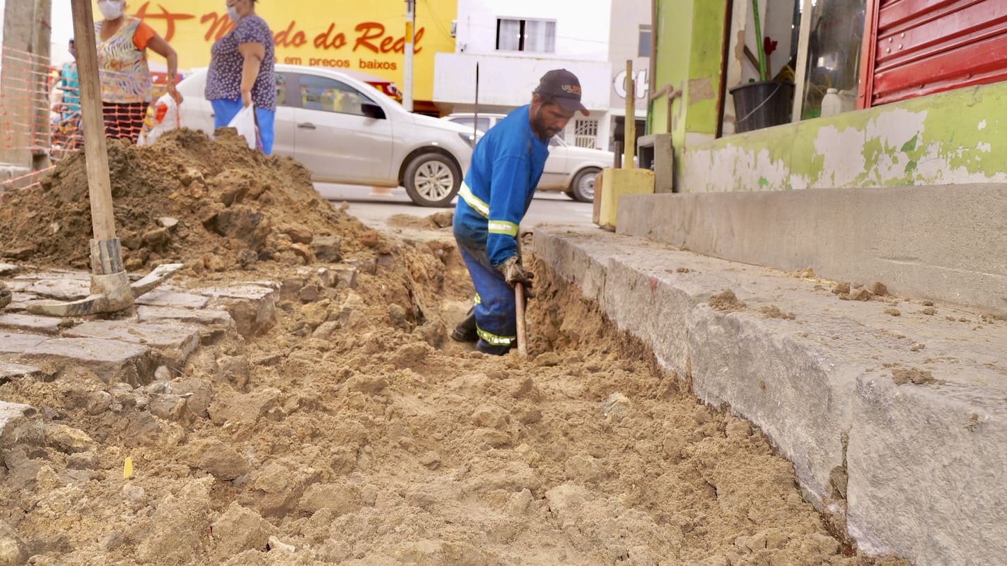 Obra de implantação do Calçadão da Travessa Ribeiro chega à fase final e Prefeitura de Juazeiro segue valorizando área tradicional e comercial da cidade