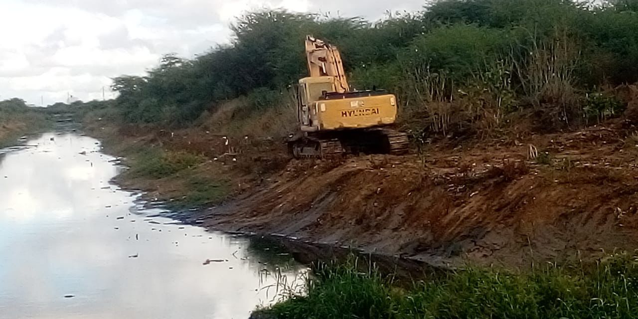 Prefeitura prossegue com reforço na limpeza e desobstrução de riachos em Juazeiro