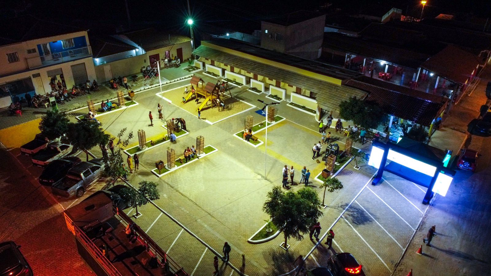 Com alegria e gratidão, moradores do Rodeadouro comemoram entrega da praça da comunidade e relembram: “lutamos muito para que outros prefeitos fizessem uma praça aqui e nunca fizeram”