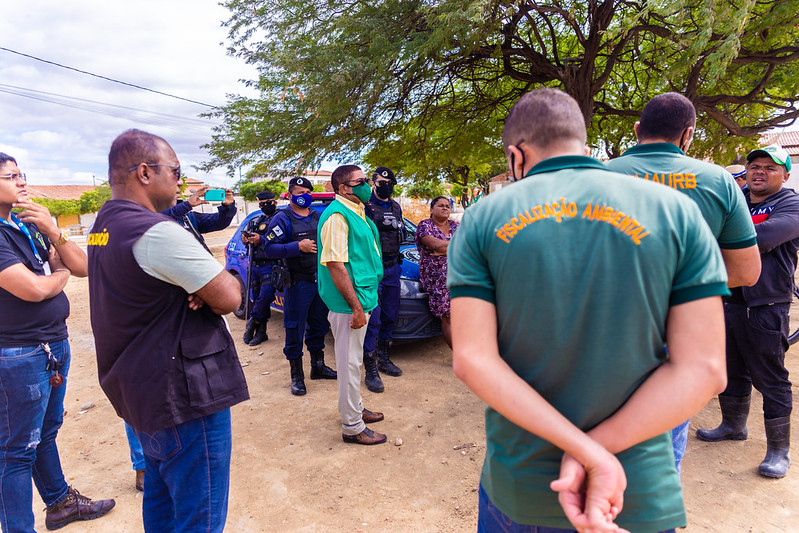 Semaurb impede construção irregular em área pública no bairro Dom José Rodrigues e dialoga com moradores em busca de solução