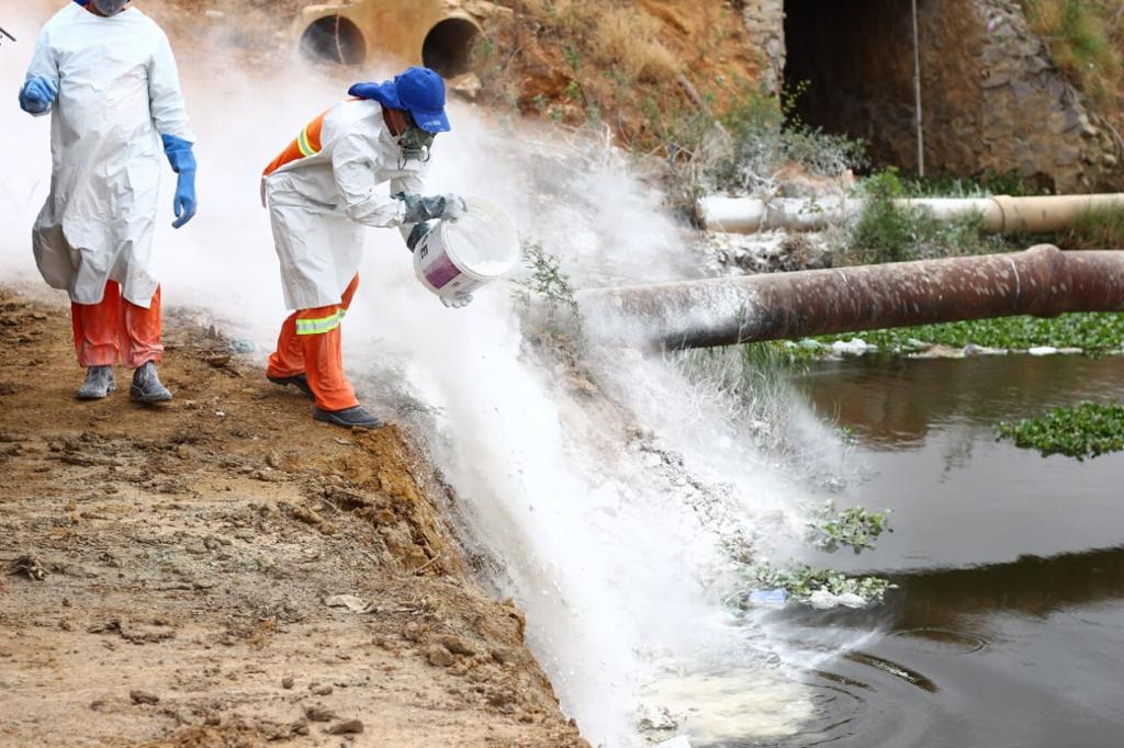 Prefeitura de Juazeiro continua aplicando cal em canais para combater mosquitos
