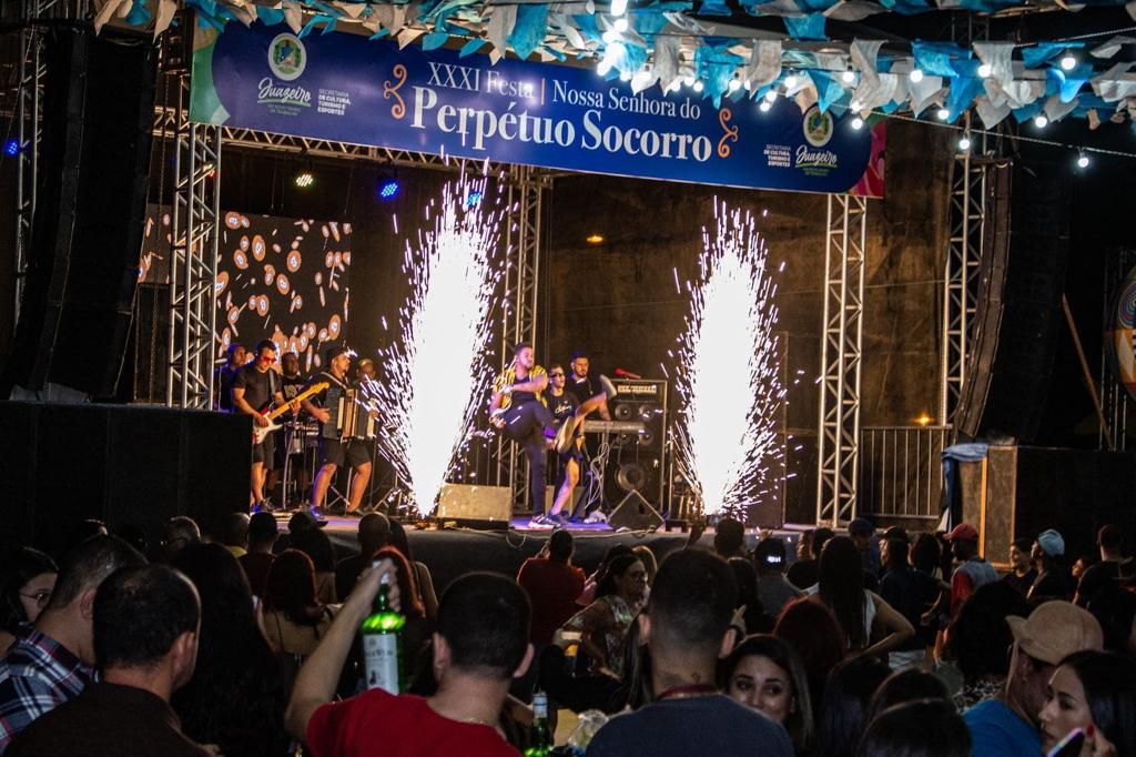 Abertura de festejos do distrito de Massaroca é marcada por mistura de ritmos e aprovação do público