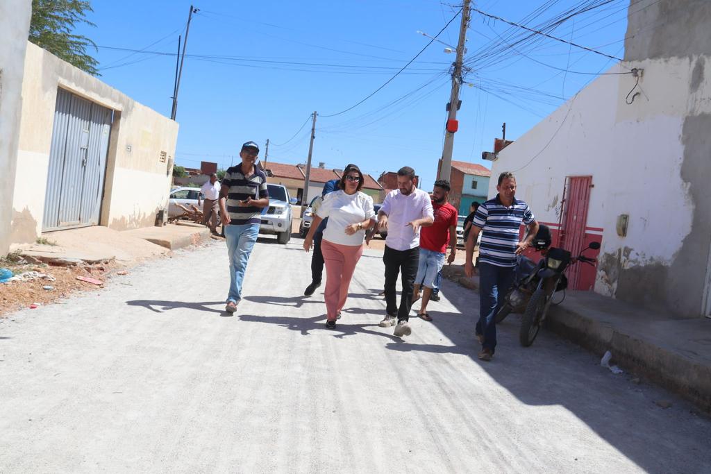 Prefeita Suzana Ramos vistoria obras no Alto do Cruzeiro e população comemora investimentos em pavimentação, educação e saúde