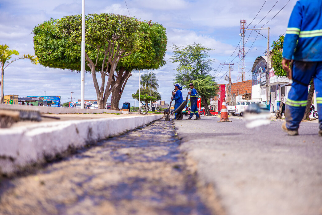 Prefeitura de Juazeiro garante mobilidade urbana e faz manutenção e alargamento de via em trecho da BR-235, no bairro Piranga