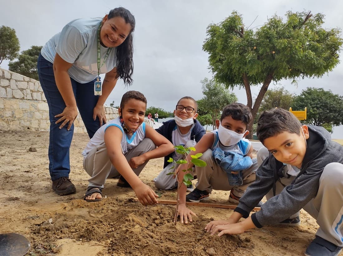 Em parceria com escola particular, Prefeitura de Juazeiro promove ação ambiental no Parque Fluvial da cidade