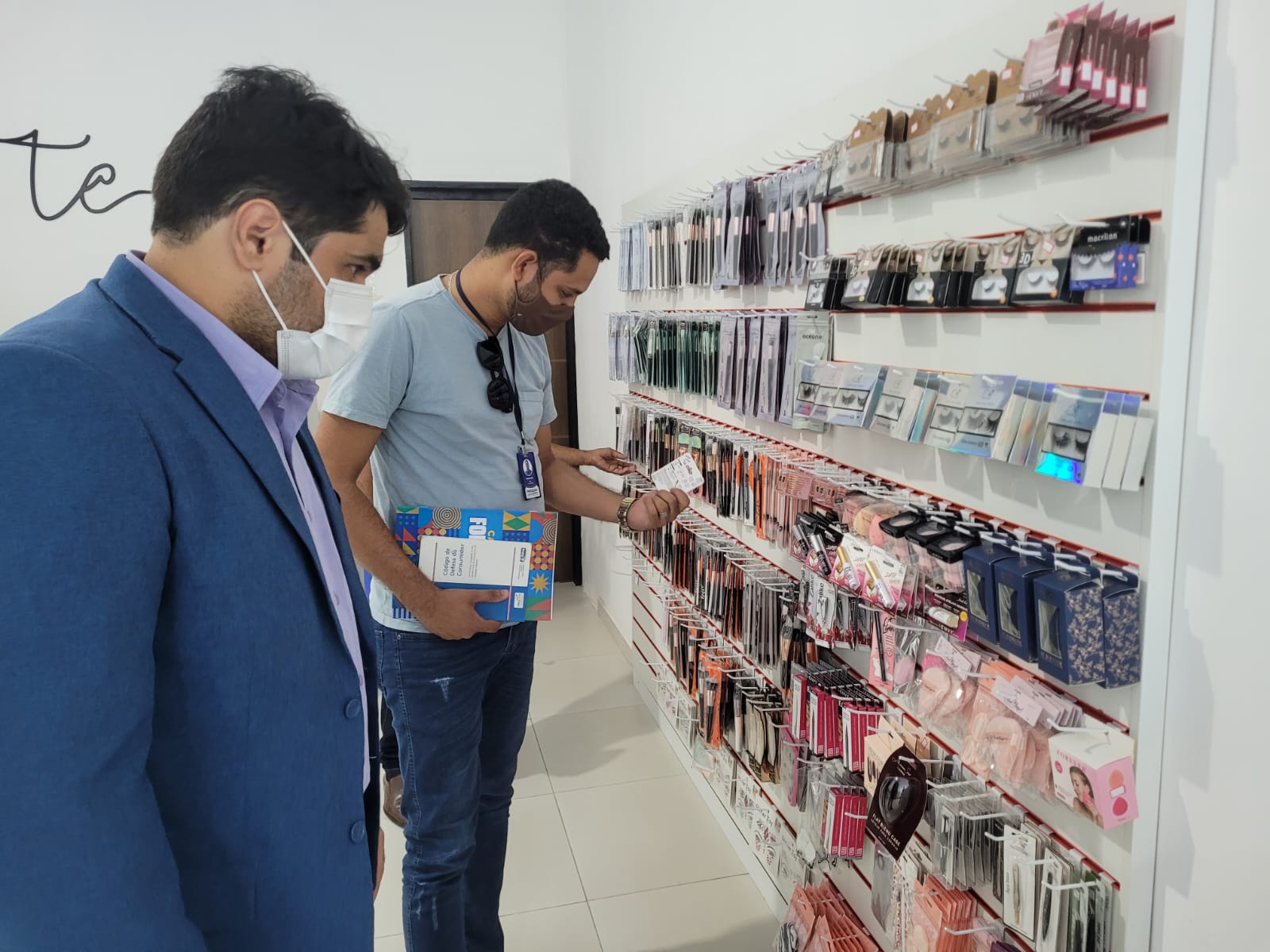 Procon Juazeiro realiza fiscalização em perfumarias e lojas de cosméticos da cidade