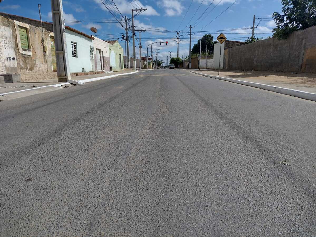 Avenida Cristalina está de ‘cara nova’ após receber serviços de limpeza, pintura e manutenção da Prefeitura de Juazeiro