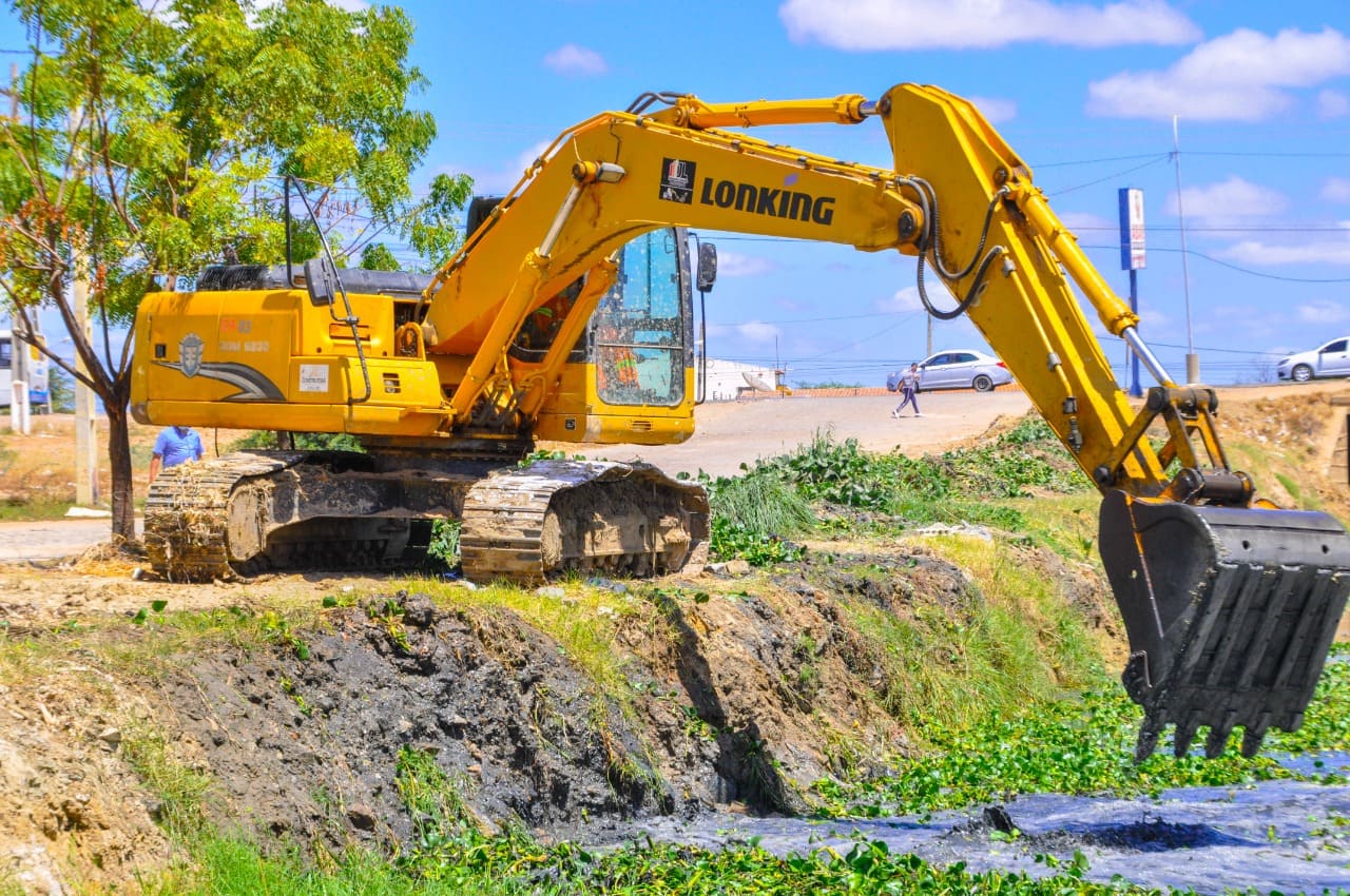 Prefeitura de Juazeiro continua com força-tarefa de limpeza de canais na cidade