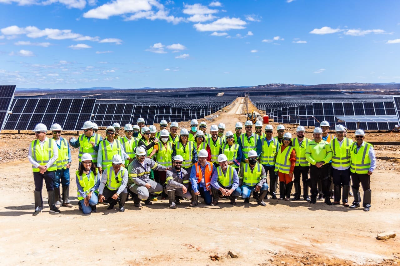 Prefeita Suzana Ramos realiza visita técnica ao Complexo Solar Futura l, no Salitre; empreendimento é o maior do segmento na América Latina