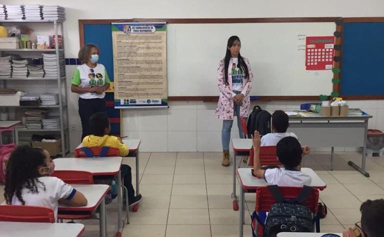 Programa ‘Agentes Mirins da Saúde’ da Prefeitura de Juazeiro leva informações sobre zoonoses e posse responsável para estudantes de escola municipal