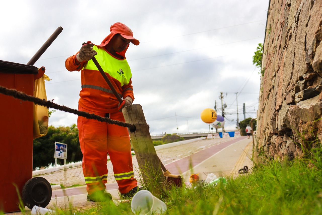 Mutirão limpa Orla de Juazeiro após fim de semana de comemorações pelo aniversário da cidade