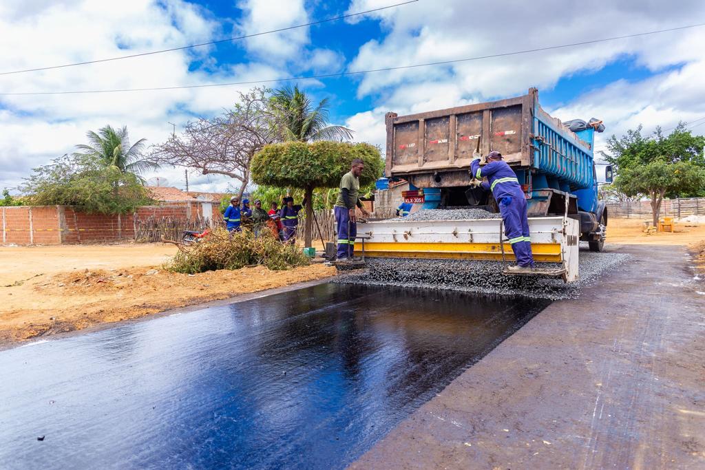 Prefeitura de Juazeiro inicia implantação de asfalto em Massaroca e população comemora primeiras ruas asfaltadas do distrito