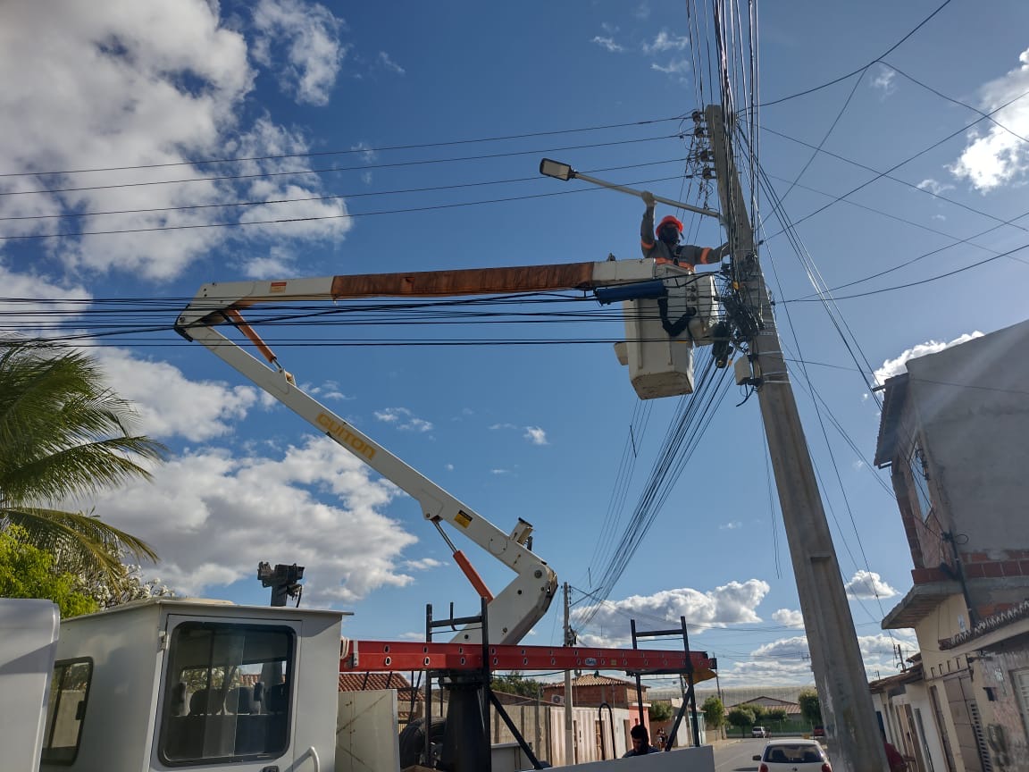 Novas luminárias em LED são instaladas pela Prefeitura de Juazeiro no bairro Tabuleiro