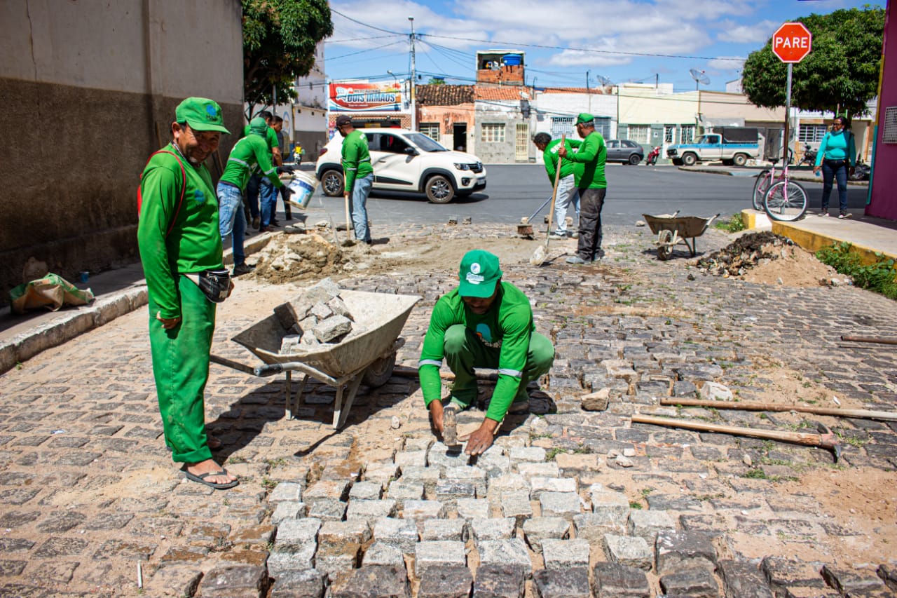 Moradores do bairro Cajueiro agradecem serviços de limpeza e manutenção de ruas do programa ‘Juazeiro da Gente’