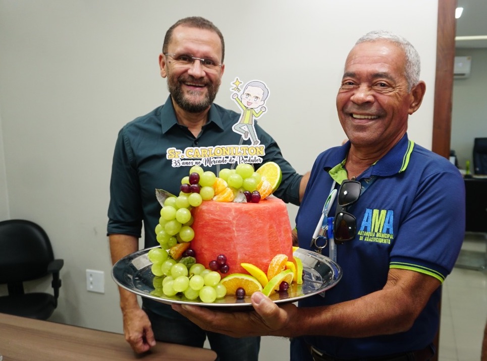 Servidor mais antigo do Mercado do Produtor de Juazeiro comemora 38 anos de trabalho com direito a bolo de frutas